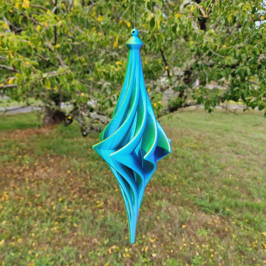 Wing Spinner mittelgross – am Baum Nahaufnahme – 3D-gedruckte Windspirale, creafact.ch